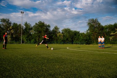 Futbolcu topa vuruyor. Futbolcu serbest vuruşu yapıyor. Futbolcu futbol sahasında topa vuruyor. Futbol sporu kavramı.