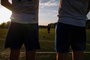 Futbolcu topa vuruyor. Futbolcu serbest vuruşu yapıyor. Futbolcu futbol sahasında topa vuruyor. Futbol sporu kavramı.