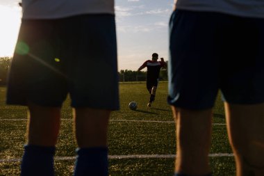 Futbolcu topa vuruyor. Futbolcu serbest vuruşu yapıyor. Futbolcu futbol sahasında topa vuruyor. Futbol sporu kavramı.