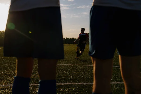 Giocatore Calcio Calcia Pallone Giocatore Calcio Prende Calcio Libero Giocatore — Foto Stock