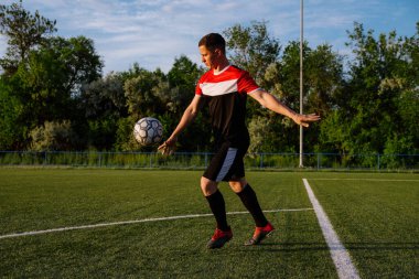 Futbolcu topa vuruyor. Futbolcu futbol sahasında topa vuruyor. Futbol sporu kavramı.