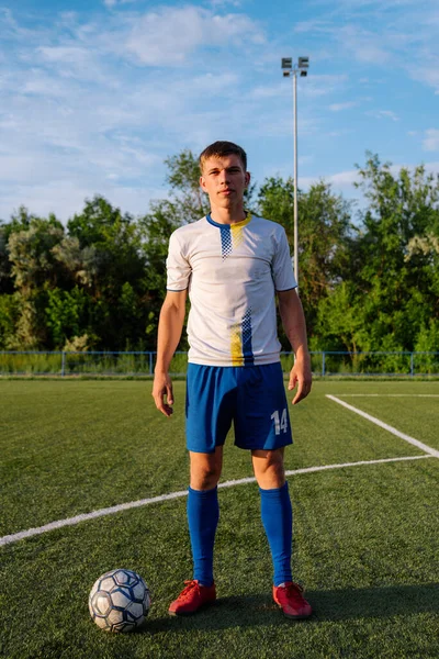 Primo Piano Del Giocatore Calcio Con Palla Sul Campo Calcio — Foto Stock