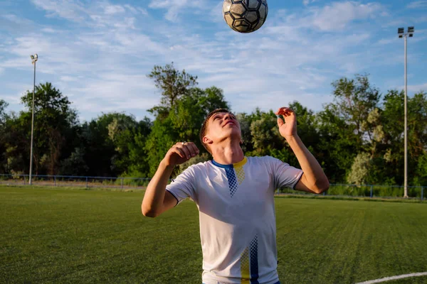 Giovane Giocatore Calcio Maschile Destreggia Una Palla Campo Calcio Sport — Foto Stock