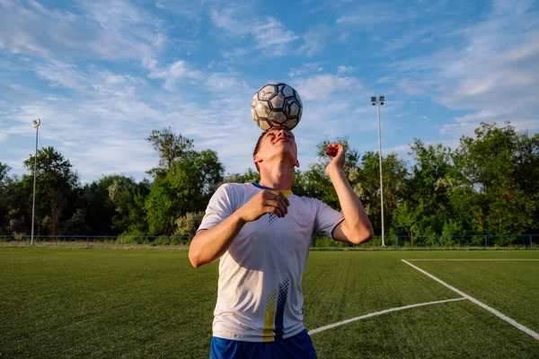 Giovane Giocatore Calcio Maschile Destreggia Una Palla Campo Calcio Sport — Foto Stock