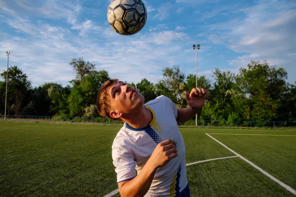 Giovane Giocatore Calcio Maschile Destreggia Una Palla Campo Calcio Sport — Foto Stock