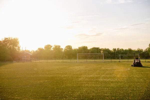 Pulizia Prato Calcio Uomo Che Falcia Erba Allo Stadio Football — Foto Stock