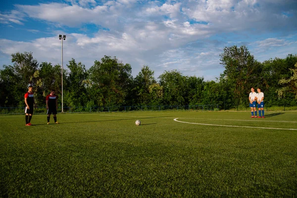 Giocatore Calcio Calcia Pallone Giocatore Calcio Prende Calcio Libero Giocatore — Foto Stock