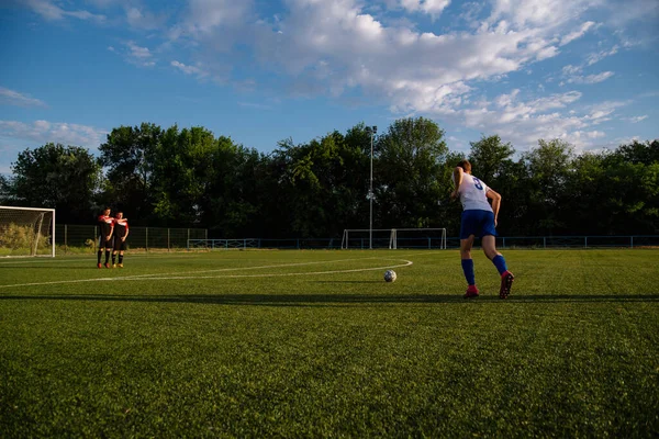 Giocatore Calcio Calcia Pallone Giocatore Calcio Prende Calcio Libero Giocatore — Foto Stock