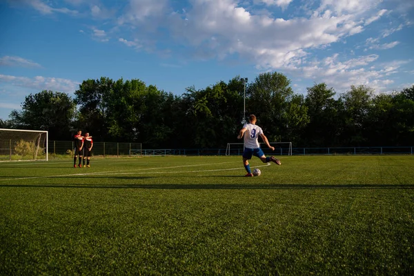 Giocatore Calcio Calcia Pallone Giocatore Calcio Prende Calcio Libero Giocatore — Foto Stock