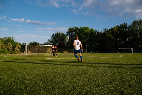 Giocatore Calcio Calcia Pallone Giocatore Calcio Prende Calcio Libero Giocatore — Foto Stock