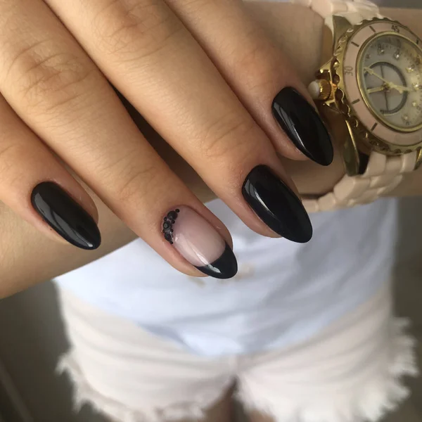 Vrouw Met Zwarte Manicure Patroon Zwarte Matte Vrouwelijke Manicure Nagels — Stockfoto