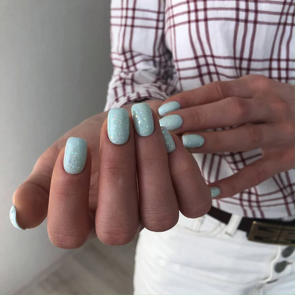 Mãos Uma Mulher Com Manicure Azul Pregos Conceito Salão Beleza — Fotografia de Stock