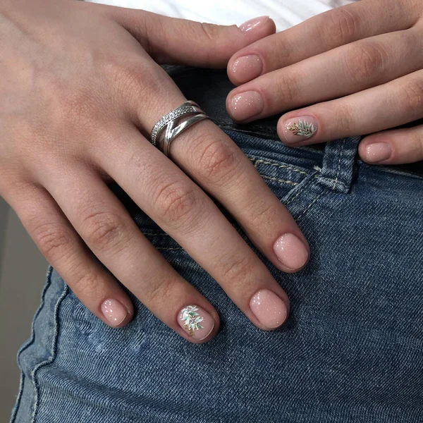 Manicura Las Mujeres Con Diseño Flores Cerca — Foto de Stock