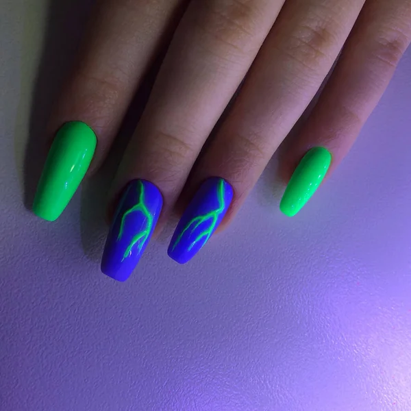 Manicura Multicolorida Perto Mãos Mulher Jovem Com Manicure Bright Pastel — Fotografia de Stock