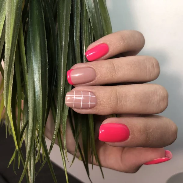 Ręce Kobiety Różowym Manicure Paznokciach Manicure Salon Kosmetyczny Koncepcja Puste — Zdjęcie stockowe