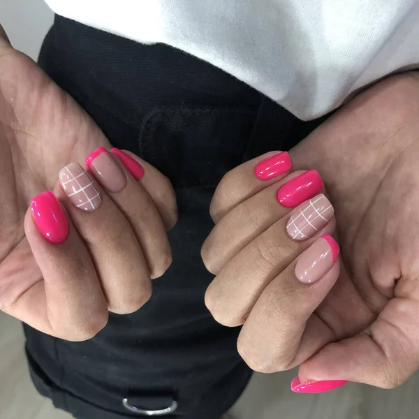 爪にピンクのマニキュアを持つ女性の手 マニキュア美容室のコンセプト テキストやロゴのための空の場所 — ストック写真