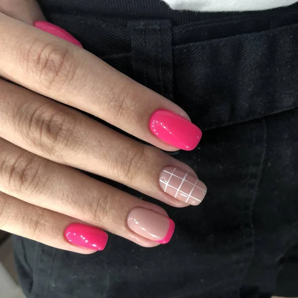 Las Manos Una Mujer Con Manicura Rosa Las Claves Manicura — Foto de Stock