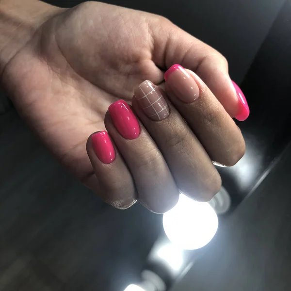 Mãos Uma Mulher Com Manicure Rosa Pregos Conceito Salão Beleza — Fotografia de Stock