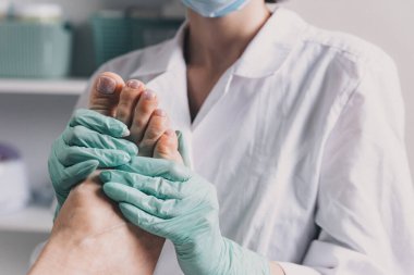 Spa salonundaki rahatlama pedikür sürecine yakın çekim. Genç bir kadın güzellik salonunda profesyonel pedikür yaptırıyor. Pedikür sırasında yüksek lisans yapıyor. Profesyonel pedikür süreci.