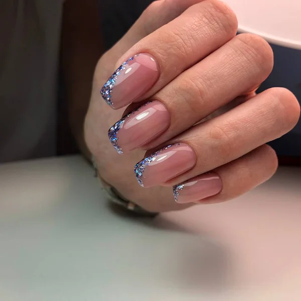 Handen Van Een Vrouw Met Roze Manicure Nagels Manicure Schoonheidssalon — Stockfoto