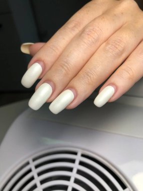 Kadın ellerinde aşırı büyümüş balgam tırnakları. Kapalı güzellik salonlarıyla karantina sırasında bakım eksikliği.