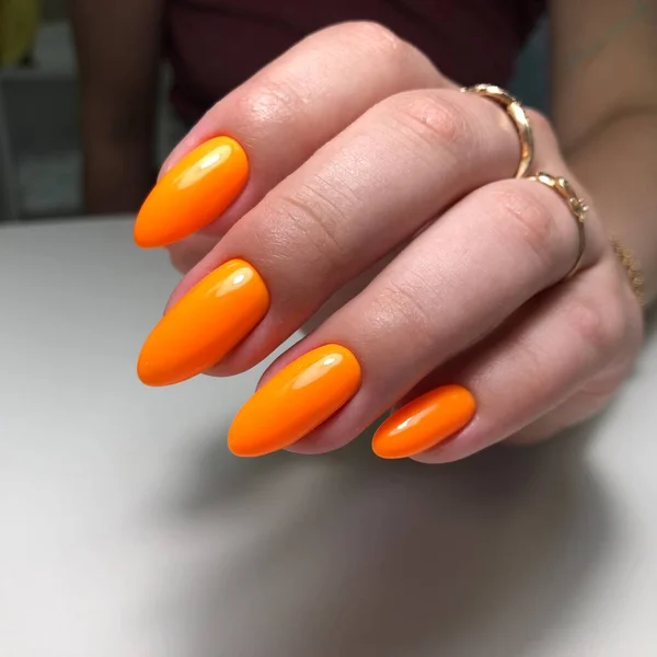 Pomarańczowy Manicure Ręce Kobiety Pomarańczowym Manicure Paznokciach Manicure Salon Kosmetyczny — Zdjęcie stockowe