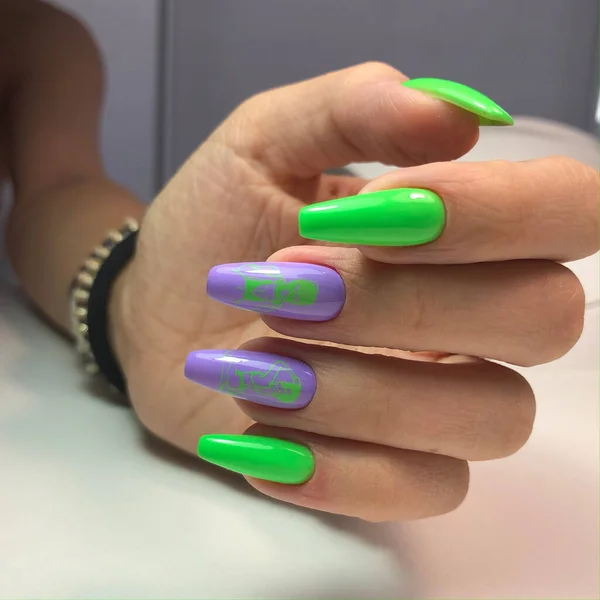Manicura Multicolor Cerca Las Manos Mujer Joven Con Manicure Bright — Foto de Stock
