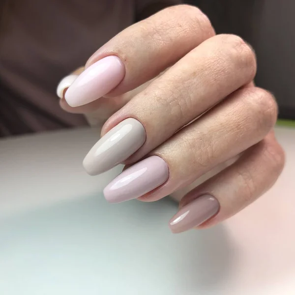 Mãos Uma Mulher Com Manicure Rosa Pregos Conceito Salão Beleza — Fotografia de Stock