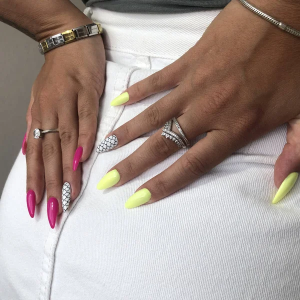 Manicura Multicolorida Perto Mãos Mulher Jovem Com Manicure Bright Pastel — Fotografia de Stock