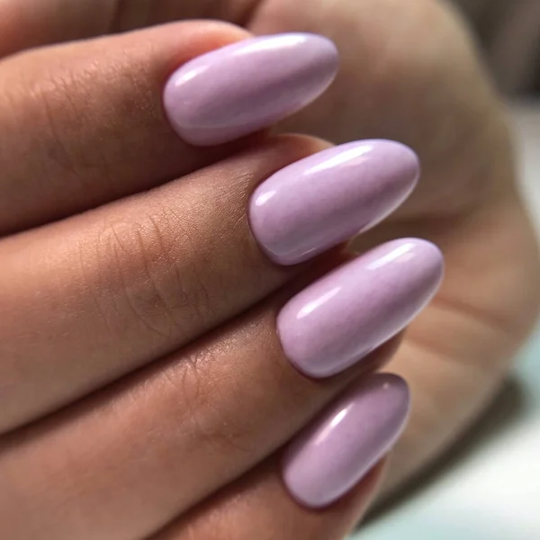 Mãos Uma Mulher Com Manicure Rosa Pregos Conceito Salão Beleza — Fotografia de Stock