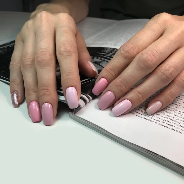 Ręce Kobiety Różowym Manicure Paznokciach Manicure Salon Kosmetyczny Koncepcja Puste — Zdjęcie stockowe