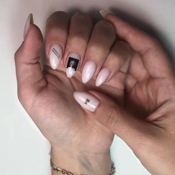 Las Manos Una Mujer Con Manicura Rosa Las Claves Manicura — Foto de Stock