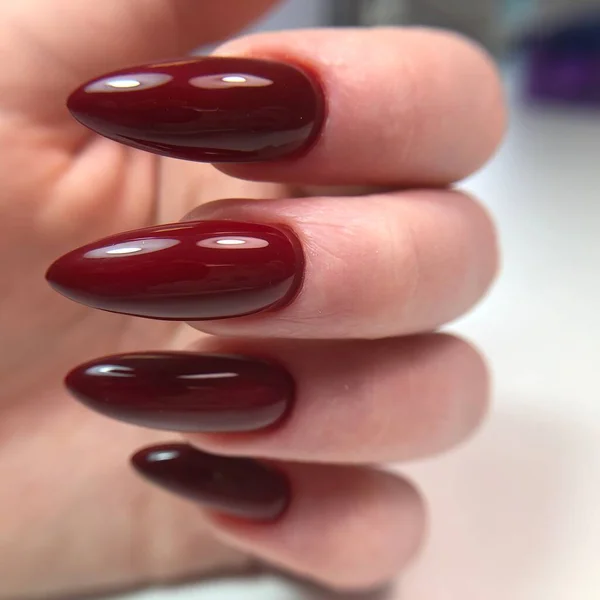 Manicura Vermelha Mãos Uma Mulher Com Manicure Vermelho Pregos Conceito — Fotografia de Stock