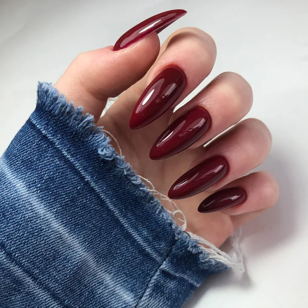 Rode Manicure Handen Van Een Vrouw Met Rode Manicure Nagels — Stockfoto