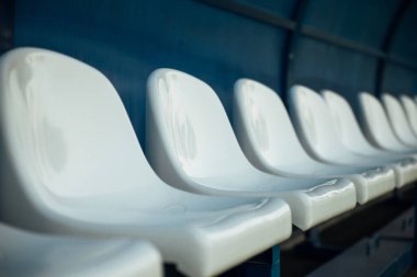 Koç ve yedek banklar bir futbol sahasında.