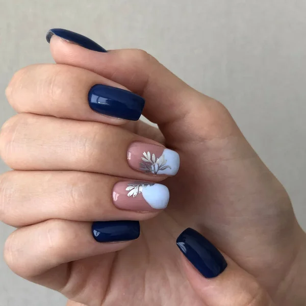 Manicura Multicolor Cerca Las Manos Mujer Joven Con Manicure Bright —  Fotos de Stock