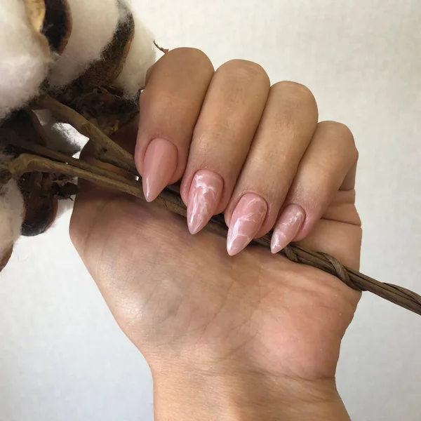 爪にピンクのマニキュアを持つ女性の手 マニキュア美容室のコンセプト テキストやロゴのための空の場所 — ストック写真