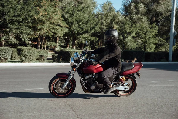 Homem Monta Uma Motocicleta Cidade Jovem Capacete Equipamento Monta Uma — Fotografia de Stock