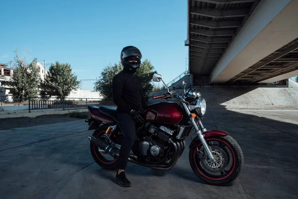 Homem Assento Motocicleta Homem Capacete Posando Motocicleta Motociclista Capacete Preto — Fotografia de Stock