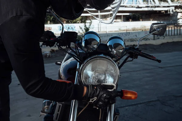 骑摩托车的人戴着头盔用抹布清洗摩托车 骑自行车的人清洗和清洗摩托车 — 图库照片