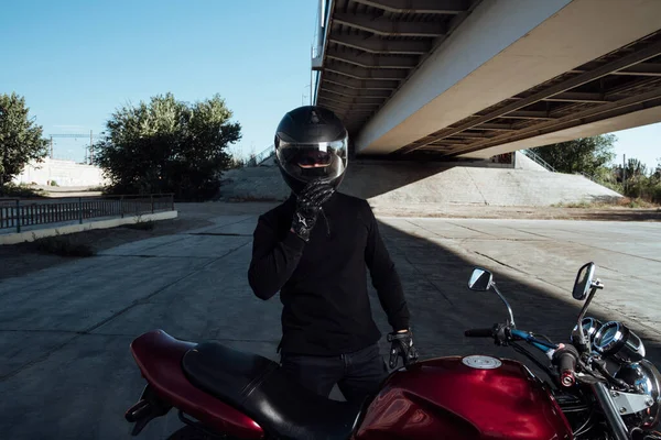 Motociclista Bonito Prende Capacete Motociclista Coloca Capacete — Fotografia de Stock