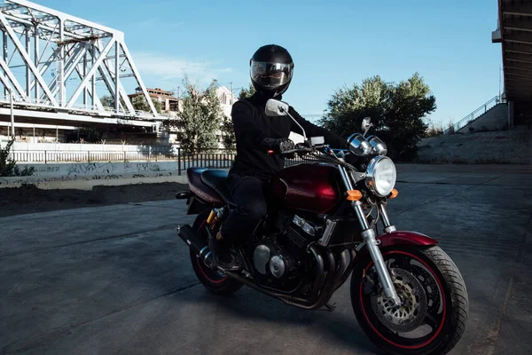 Hombre Sentado Motocicleta Hombre Casco Posando Motocicleta Motociclista Casco Negro —  Fotos de Stock