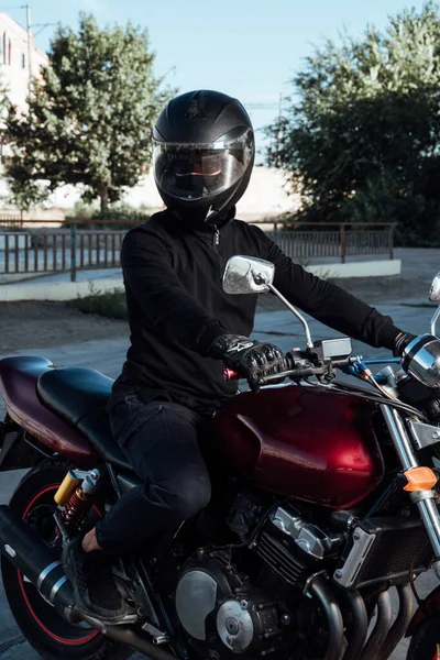 Hombre Sentado Motocicleta Hombre Casco Posando Motocicleta Motociclista Casco Negro —  Fotos de Stock