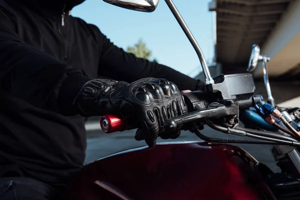 Man Motorfiets Man Helm Poseren Motorfiets Motorrijder Zwarte Helm Een — Stockfoto