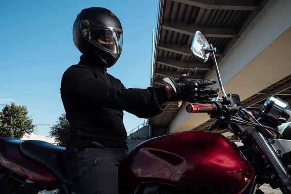 Motociclista Pone Guantes Cuero Negro Las Manos Hombre Poniendo Guantes —  Fotos de Stock