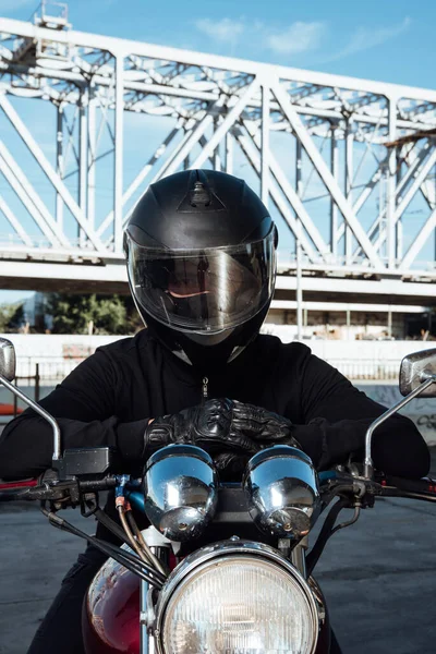 Hombre Sentado Motocicleta Hombre Casco Posando Motocicleta Motociclista Casco Negro —  Fotos de Stock