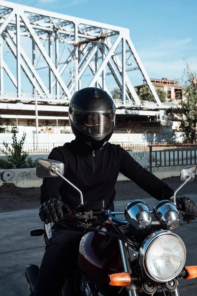 Męski Fotel Motocyklu Mężczyzna Kasku Pozowanie Motocyklu Motocyklista Czarnym Kasku — Zdjęcie stockowe