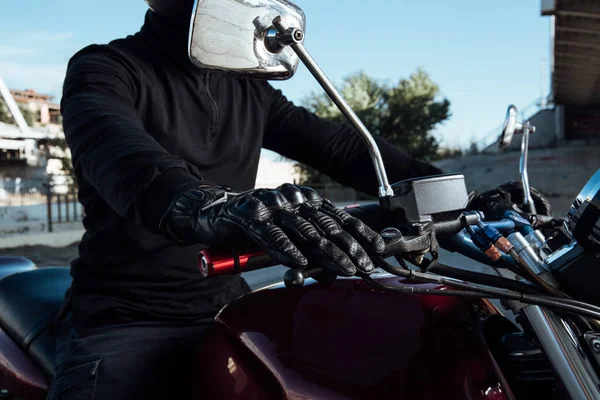 Hombre Sentado Motocicleta Hombre Casco Posando Motocicleta Motociclista Casco Negro —  Fotos de Stock