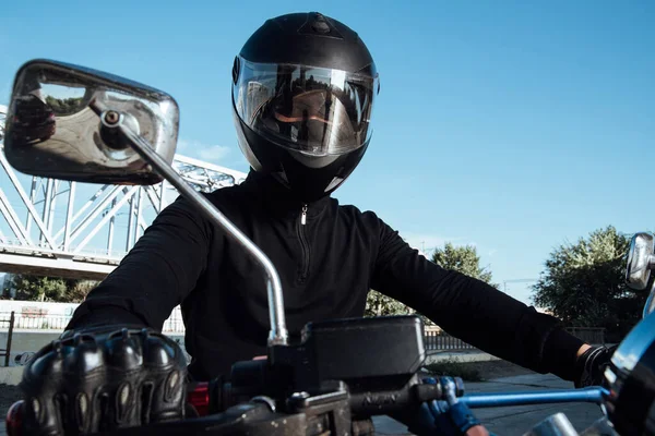 Hombre Sentado Motocicleta Hombre Casco Posando Motocicleta Motociclista Casco Negro —  Fotos de Stock