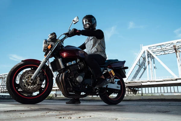 Человек Шлеме Позирует Мотоцикле Мотоциклист Черном Шлеме Красном Велосипеде — стоковое фото
